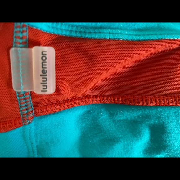 Lululemon tank with built in bra💫 - Picture 3 of 3